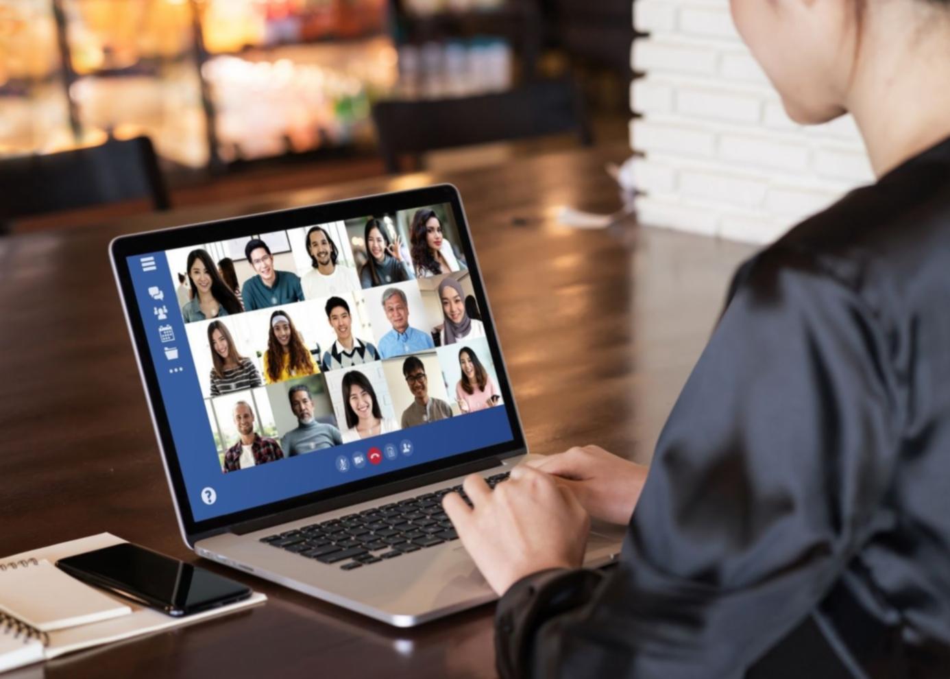 Équipe travaillant sur le développement de contenu pédagogique